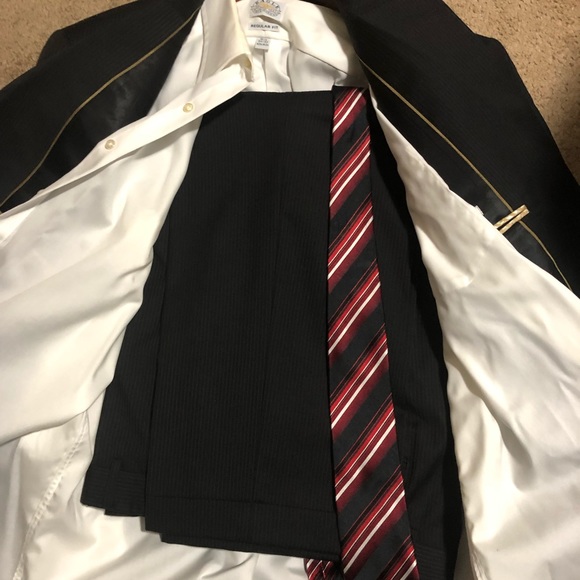 Suit - Picture 3 of 4